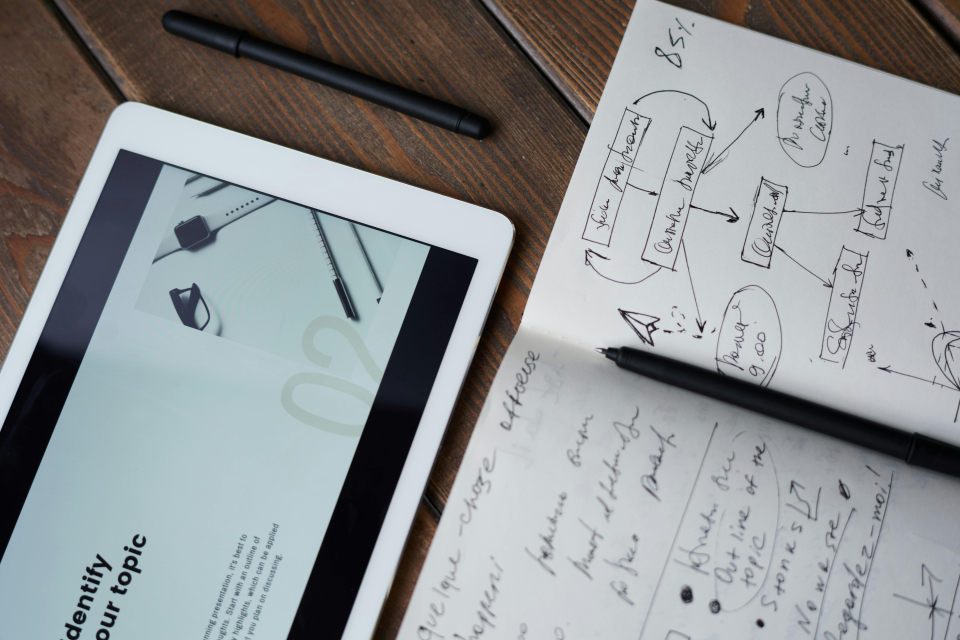 Consulente content marketing all'opera durante una campagna